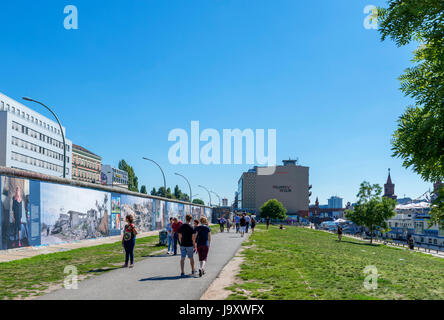 Abschnitt der Berliner Mauer an der East Side Gallery in Friedrichshain-Kreuzberg, Berlin, Deutschland Stockfoto