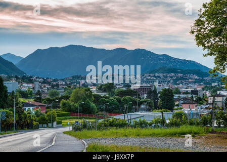 Chiasso, Kanton Tessin, Schweiz. Ansicht der Stadt der italienischen Schweiz im Bezirk Mendrisio, von oben in den frühen Morgenstunden Stockfoto