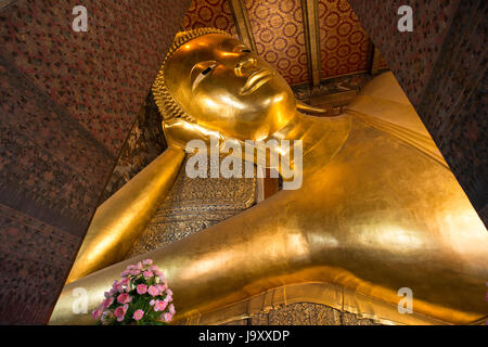 Ein große liegender Buddha ist das Herzstück eines Schreins im Wat Pho, Bangkok, Thailand Stockfoto