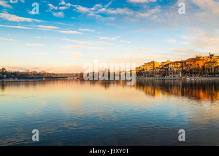 Sesto Calende, Lago Maggiore, Fluss Ticino, Italien. Wunderschönen Sonnenaufgang auf der Promenade von Sesto Calende entlang des Flusses Ticino an der Ausfahrt vom See Stockfoto