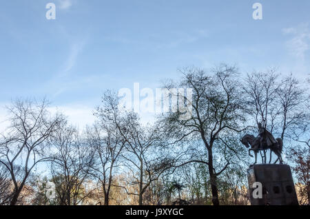 Statue in New York City Manhattan Central Park im Herbst mit bunten Bäumen Stockfoto