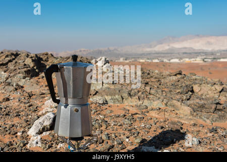 Italienische Kaffeemaschine Kochen am Kamin in der Wüste auf camping-gas Stockfoto