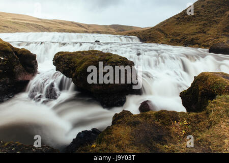 Lange eintreten von Wasser im Fluss Skoga über die Wasserfälle Skogafoss, Island. Stockfoto