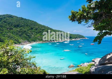 Schöner Aussichtspunkt mit blauem Himmel und Wolken, blaues Meer und weißen Sandstrand mit Boot auf Similan Island, Nr. 8 bei Similan Nationalpark, Phuket, Thail Stockfoto