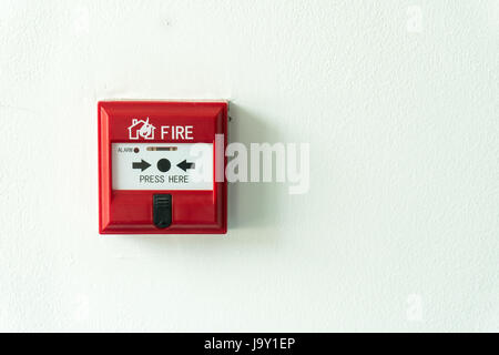 Taster schalten Feueralarm Box auf Betonmauer für Warnung und Sicherheitssystem. Weltraum Hintergrund kopieren Stockfoto