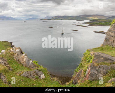 Weitwinkel-Aufnahme von Lismore von einem alten Segelschiff vor Anker im Loch Linnhe, Schottland mit einem dramatischen bewölkten Himmel Stockfoto