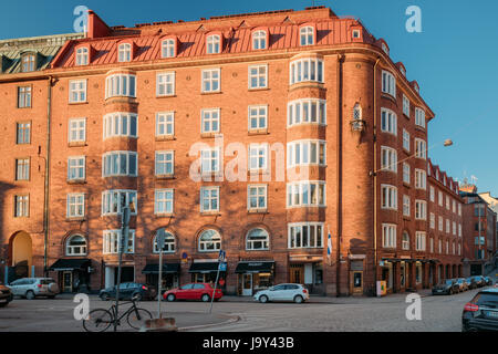 Helsinki, Finnland - 6. Dezember 2016: Haus Wohnhaus an Kreuzung von Ratakatu und Korkeavuorenkatu Straßen im sonnigen Tag. Kaartinkaupunk Stockfoto