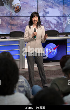 Systemische Therapie des NELL-1 für Osteoporose Prinzip Investigator Dr. Chia spricht also bei einem SpaceX Media Briefing am Kennedy Space Center Presse Website Auditorium 31. Mai 2017 in Titusville, Florida. (Foto von Kim Shiflett /NASA über Planetpix) Stockfoto