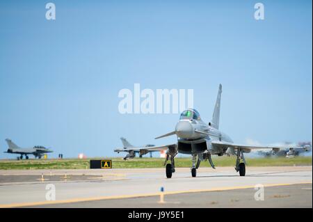 Eine britische Royal Air Force Eurofighter Typhoon Swing-Role Kampfflugzeug Flugzeug landet auf dem Laufsteg bei gemeinsamen Basis Langley-Eustis während des Trainings Atlantic Trident 14. April 2017 in Hampton, Virginia.    (Foto von Tristan Biese EURO1 Air Force über Planetpix) Stockfoto