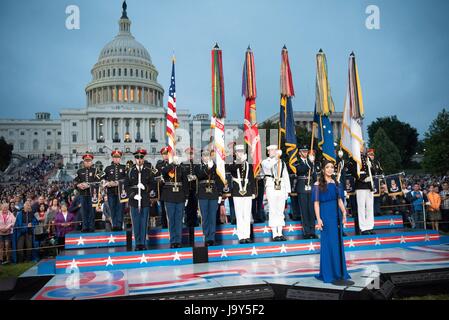 US-Soldaten Render Ehrungen sang wie die Nationalhymne während National Memorial Day Concert auf dem Kapitol West Lawn 28. Mai 2017 in Washington, DC.    (Foto: Dominique A. Pineiro /DoD über Planetpix) Stockfoto