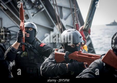 Marokkanische Marine Matrosen Teilnahme in einem Szenario mit Proliferation Security Initiative an Bord der USN Speerspitze-Klasse expeditionary schnelles Transportschiff USNS Speerspitze während Übung Sahara Express 22. April 2015 in den Atlantischen Ozean.    (Foto von Kenan O'Connor sich Marine über Planetpix) Stockfoto