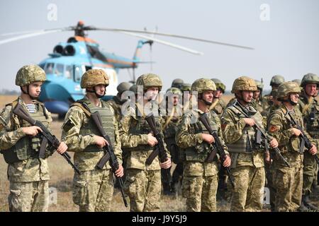 Ukrainische Nationalgarde Spetsnaz Sonderbetrieb Soldaten sind über eine Hubschrauber-Angriff-Übung während der Übung Sea Breeze 5. September 2015 n Shyrokyi Lan, Ukraine unterrichtet.    (Foto von Robert S. Price EURO1 Navy über Planetpix) Stockfoto