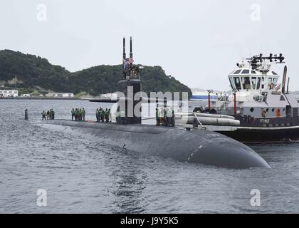 Die USN Los-Angeles-Klasse schnell-u-Boot ankert USS Olympia auf Flotte Aktivitäten Yokosuka 31. Mai 2017 in Yokosuka, Japan.    (Foto: Brian G. Reynolds / US Navy über Planetpix) Stockfoto