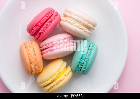 Bunte Pastellfarben Kuchen Macaron oder Makronen auf Platte. Stockfoto