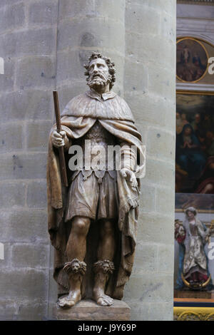 Glasfenster in Lier, Belgien, eine Statue des Heiligen Gummarus in St Gummarus Church of Lier Darstellung Stockfoto