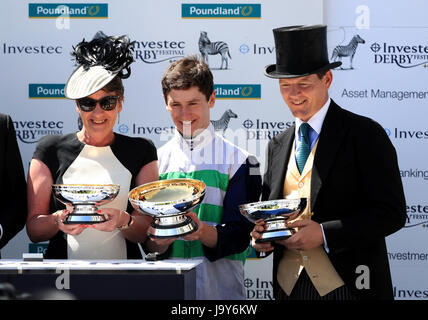 Jockey Oisin Murphy (Mitte) feiert Investec Private Banking Handicap auf Drochaid neben Trainer Andrew Balding (rechts) am 2017 Investec Epsom Derby Festival in Epsom Racecourse, Epsom Derby zu gewinnen. Stockfoto