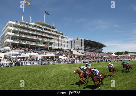 Drochaid geritten von Oisin Murphy (zweiter von links) gewinnt die Investec Private Banking Handicap am 2017 Investec Epsom Derby Festival in Epsom Racecourse, Epsom Derby. Stockfoto