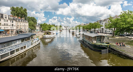 Die Kanten der Erdre Fluss von der Saint-Mihiel-Brücke (Nantes, Frankreich) Stockfoto