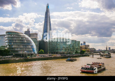 Fluss Themse London mit "The Shard" Wolkenkratzer Mitte und HMS Belfast auf der rechten Seite mit London Bridge hinter angedockt Stockfoto