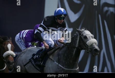 Staatsschulden, geritten von Jockey James Sullivan gewinnt die Investec Diomed Stakes am 2017 Investec Epsom Derby Festival in Epsom Racecourse, Epsom Derby. Stockfoto