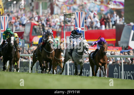 Staatsschulden, geritten von Jockey James Sullivan (Mitte) gewinnt die Investec Diomed Stakes am 2017 Investec Epsom Derby Festival in Epsom Racecourse, Epsom Derby. Stockfoto