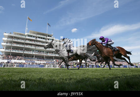 Staatsschulden, geritten von Jockey James Sullivan (links) gewinnt die Investec Diomed Stakes am 2017 Investec Epsom Derby Festival in Epsom Racecourse, Epsom Derby. Stockfoto