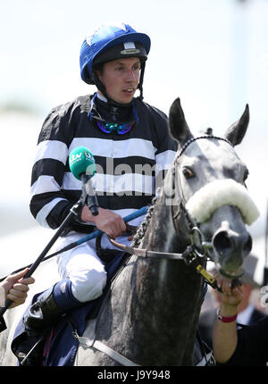 Staatsschulden, geritten von Jockey James Sullivan gewinnt die Investec Diomed Stakes am 2017 Investec Epsom Derby Festival in Epsom Racecourse, Epsom Derby. Stockfoto