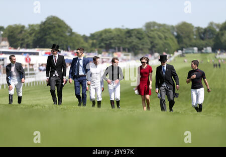 Jockeys zu Fuß entlang der Strecke auf das Jahr 2017 Investec Epsom Derby Festival in Epsom Racecourse, Epsom Derby Tag. Stockfoto