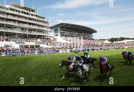 Staatsschulden, geritten von Jockey James Sullivan (Mitte) gewinnt die Investec Diomed Stakes am 2017 Investec Epsom Derby Festival in Epsom Racecourse, Epsom Derby. PRESSEVERBAND Foto. Bild Datum: Samstag, 3. Juni 2017. Vgl. PA Geschichte RACING Epsom. Bildnachweis sollte lauten: Steven Paston/PA Wire. Einschränkungen: Redaktionelle Nutzung nur eine kommerzielle Nutzung bestimmt ist nach vorheriger Zustimmung von Epsom Downs Racecourse. Kein Privat Verkauf. Stockfoto