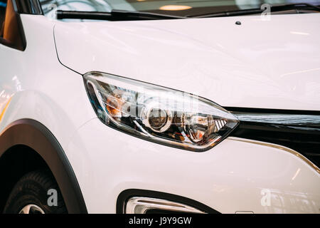 Minsk, Belarus - 4. November 2016: Schließen Sie den rechten Scheinwerfer weiße Farbe Renault Captur Neuwagen. Der Kompakt-SUV Stockfoto