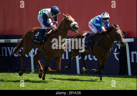 Drochaid geritten von Oisin Murphy (links) gewinnen die Investec Private Banking Handicap am 2017 Investec Epsom Derby Festival in Epsom Racecourse, Epsom Derby. Stockfoto