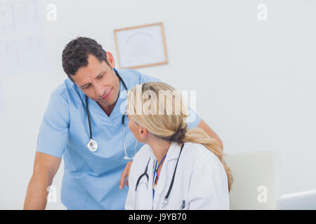 Team von Ärzten, die einander in einer Arztpraxis zu erörtern Stockfoto