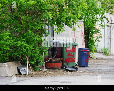 Quebec, Kanada. Mülltonnen in Montreal Stockfoto