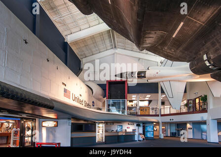 T-38, SR-71 Blackbird und Mock-up des Space Shuttle Endeavor, Lobby von der Kansas Cosmosphere and Space Center, Hutchinson, Kansas. Stockfoto