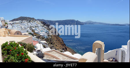 IA, Santorin / Griechenland 15. Mai 2017: Stadtbild von Ia, Stadt auf der Insel Santorini (Griechenland). Menschen zu Fuß entlang der Promenade. Blick in die Caldera des Vulkans Stockfoto