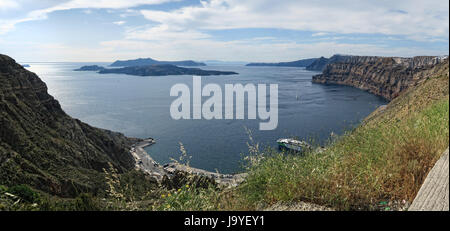 Ormos Athinios, Santorin / Griechenland: Hafen Ormos Athinios mit Booten und Vulkan Neo Kameni auf Insel Santorini (Griechenland). Panorama-Bild von 6 Bildern. Stockfoto