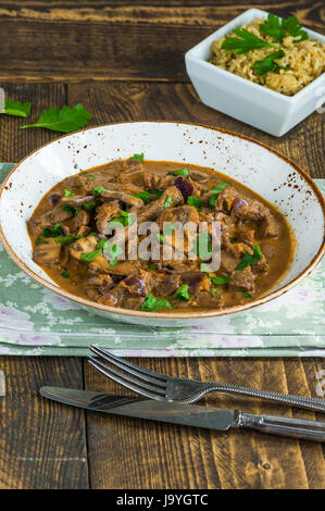 Rindfleisch und Pilz Strogonoff mit Reis auf Holztisch Stockfoto