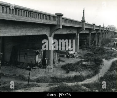 Marysville, Kalifornien, 20. Februar 1940 - Hausbesetzer Hütten unter D Street Bridge während der großen Depression. Foto von Dorothea Lange Stockfoto