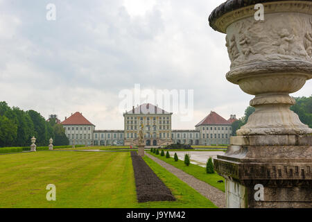 München, Deutschland - Juni 8. 2016: Schloss Nymphenburg, die Sommerresidenz der Bayerischen Könige, vom öffentlichen Park aus gesehen Stockfoto