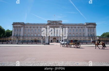 3. Juni 2017. Leere königlichen Wagen tritt Buckingham Palace nach dem Generalmajor Review Trooping die Farbe Probe in London Stockfoto