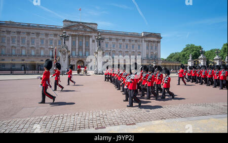 3. Juni 2017. Das 1. Bataillon Irish Guards marschieren vorbei Buckingham Palast während der Generalmajor Review, Trooping die Farbe Probe. Stockfoto