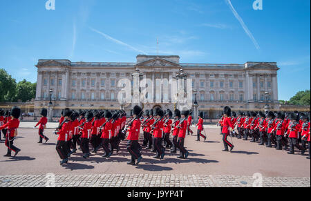 3. Juni 2017. Das 1. Bataillon Irish Guards marschieren vorbei Buckingham Palast während der Generalmajor Review, Trooping die Farbe Probe. Stockfoto