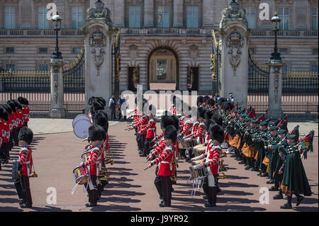 3. Juni 2017. Massierten Wachen Bands marschieren vorbei offene Tore des Buckingham Palace am Ende der Generalmajor Review Generalprobe für QBP. Stockfoto