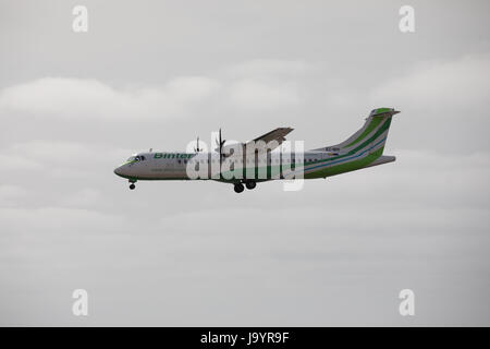 ARECIFE, Spanien - 15. April 2017: ATR 72 der Binter, landet auf dem Flughafen Lanzarote Stockfoto