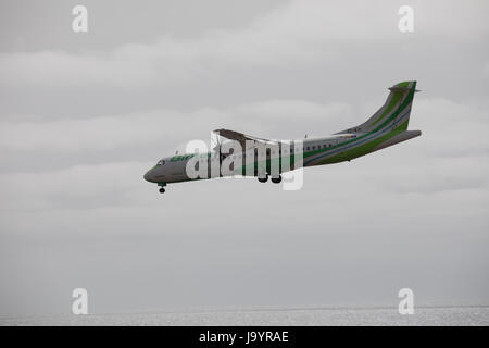 ARECIFE, Spanien - 15. April 2017: ATR 72 der Binter, landet auf dem Flughafen Lanzarote Stockfoto