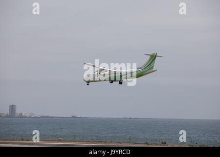 ARECIFE, Spanien - 15. April 2017: ATR 72 der Binter, landet auf dem Flughafen Lanzarote Stockfoto