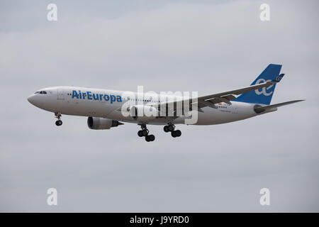 ARECIFE, Spanien - 15. April 2017: AirBus A330-200 der AirEuropa landet auf dem Flughafen Lanzarote Stockfoto