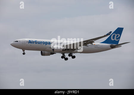 ARECIFE, Spanien - 15. April 2017: AirBus A330-200 der AirEuropa landet auf dem Flughafen Lanzarote Stockfoto