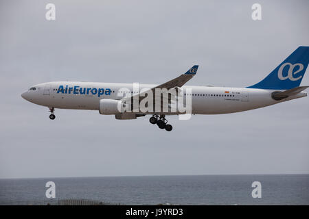 ARECIFE, Spanien - 15. April 2017: AirBus A330-200 der AirEuropa landet auf dem Flughafen Lanzarote Stockfoto