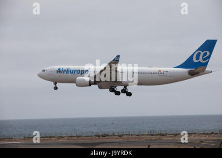 ARECIFE, Spanien - 15. April 2017: AirBus A330-200 der AirEuropa landet auf dem Flughafen Lanzarote Stockfoto